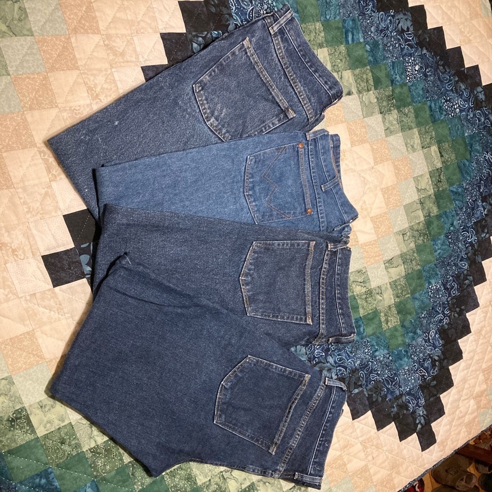 Wrangler Regular Fit 33x32 jeans. 4 pair.